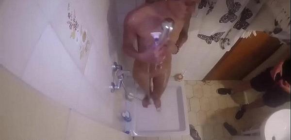  Escondo una cámara en la ducha para follarme a mi amiga delgada
